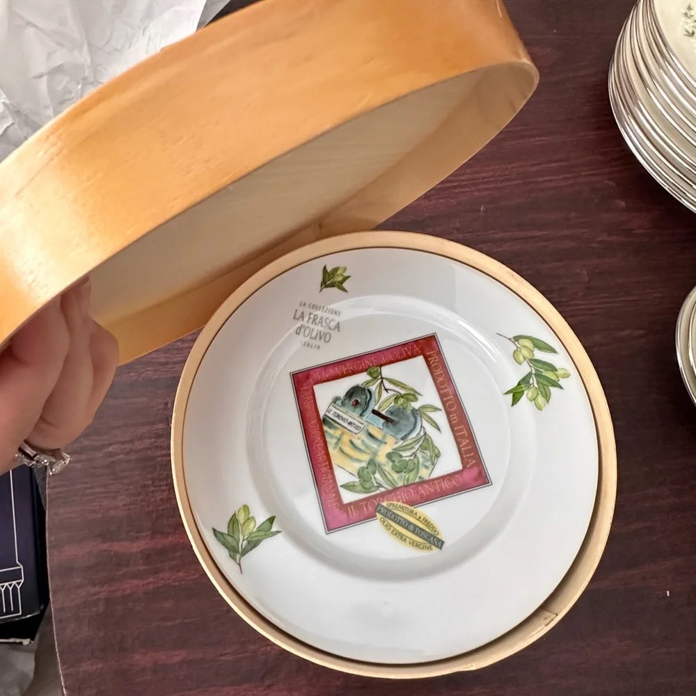 Crate & Barrel Italian Olive Motif Plate Set in original wooden box